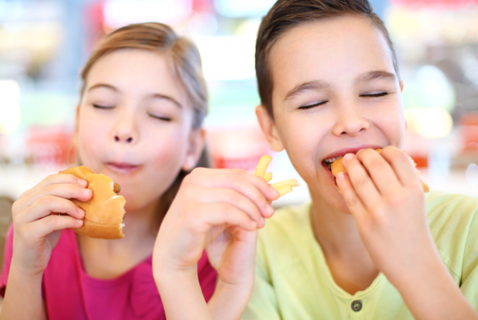 children eating food